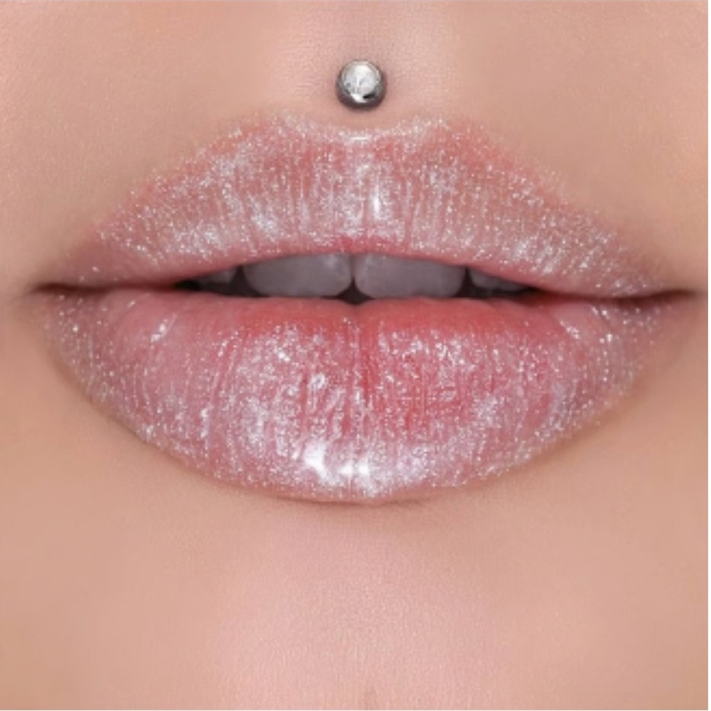 Jeffree Star Glosses for live show